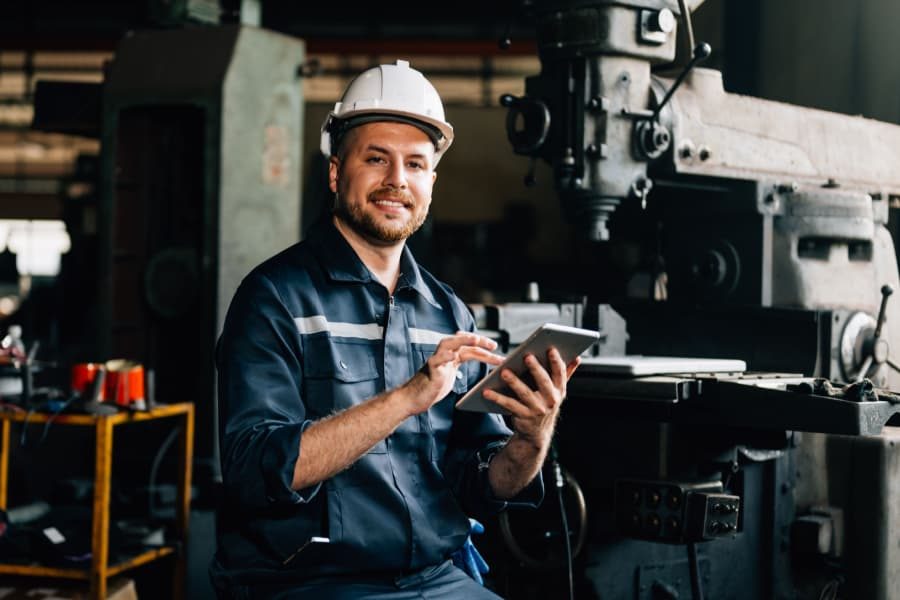 Técnico realizando o controle de equipamentos em um tablet